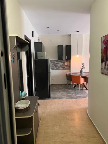 Una televisión o centro de entretenimiento en Batumi Center 3 Rooms City Side