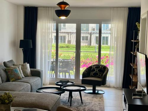 Un lugar para sentarse en Lightness Suites by the Sea
