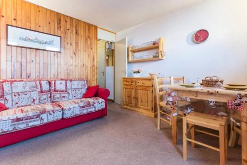 un salon avec un canapé et une table dans l'établissement Résidence La Porte De Montchavin - En plein coeur de Montchavin MAE-4884, à La Plagne Tarentaise