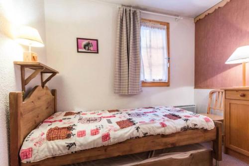 une chambre avec un lit avec une couette dessus dans l'établissement Résidence La Porte De Montchavin - En plein coeur de Montchavin MAE-4884, à La Plagne Tarentaise
