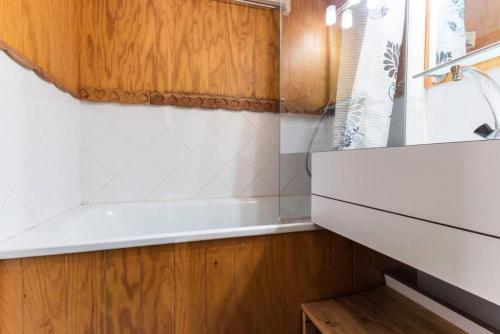 une salle de bain avec un lavabo et une baignoire dans l'établissement Résidence La Porte De Montchavin - En plein coeur de Montchavin MAE-4884, à La Plagne Tarentaise