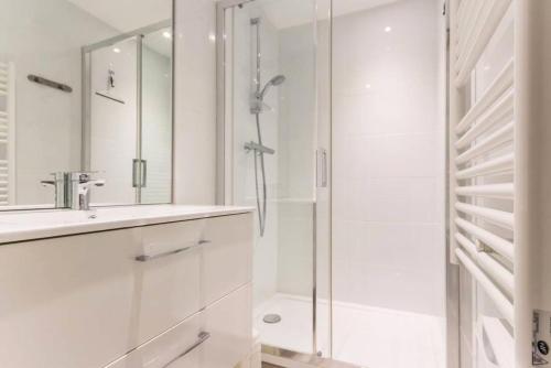 une salle de bain blanche avec une douche et un lavabo dans l'établissement Résidence Les Cotes - Bel appartement rénové proche espace Paradisio MAE-8681, à Aime La Plagne