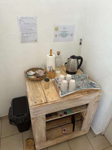 Tetera y cafetera en La Canopée Enchantée, chambres d'hôtes, piscine, proche aéroport, Gare maritime
