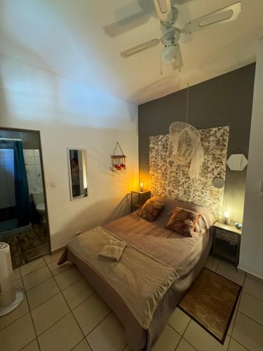 Una cama o camas en una habitación de La Canopée Enchantée, chambres d'hôtes, piscine, proche aéroport, Gare maritime