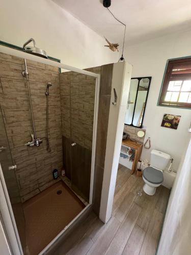 Un baño de La Canopée Enchantée, chambres d'hôtes, piscine, proche aéroport, Gare maritime