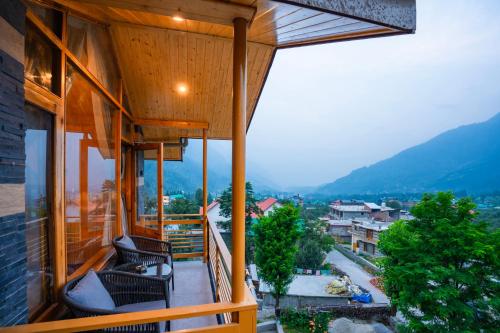 a balcony of a house with a view at Olgah Manali in Manāli