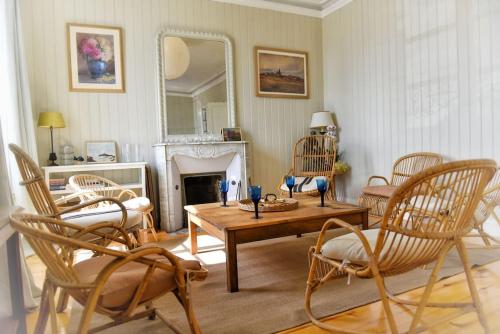 Et opholdsområde på Élégante maison avec jardin