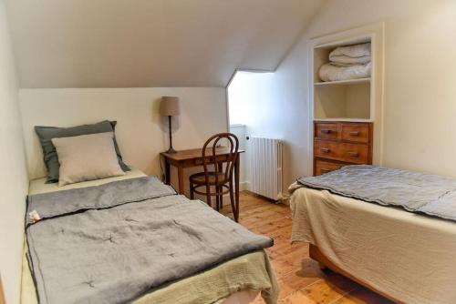 En eller flere senge i et værelse på Élégante maison avec jardin