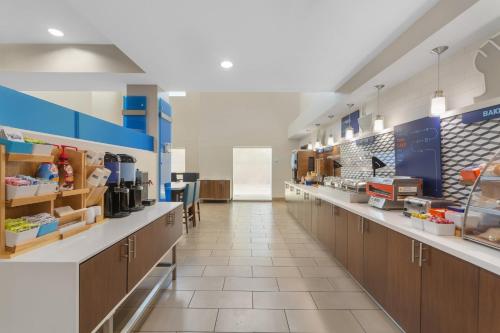 Η κουζίνα ή μικρή κουζίνα στο Holiday Inn Express Tomball by IHG