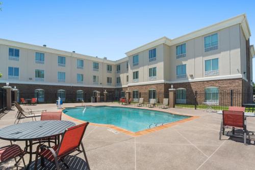 Πισίνα στο ή κοντά στο Holiday Inn Express Tomball by IHG
