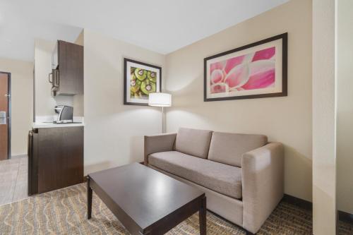 Η κουζίνα ή μικρή κουζίνα στο Holiday Inn Express Tomball by IHG