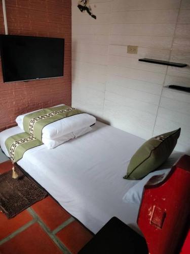 Una cama o camas en una habitación de 八八古藝民宿可包棟