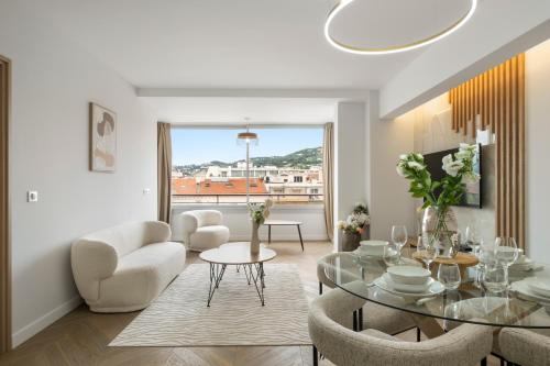 un salon avec une table en verre et des chaises dans l'établissement Luxury Romantic Cannes 45 Croisette Two Bedrooms, à Cannes