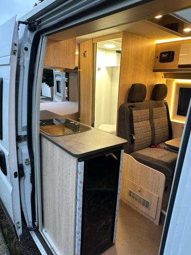 Lakoautó Berlés Luxus negykereken 2 Kastenwagen