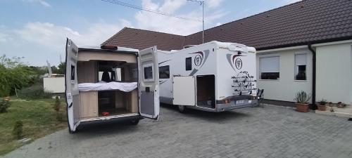 Budova, kde se kemp nachází