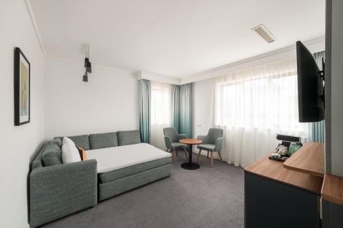 Holiday Inn Birmingham Bromsgrove by IHGにあるテレビまたはエンターテインメントセンター