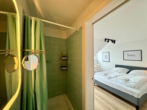a bathroom with a shower and a bed in a room at gina stay - Ferienwohnung 200m vom Strand in Büsum in Büsum