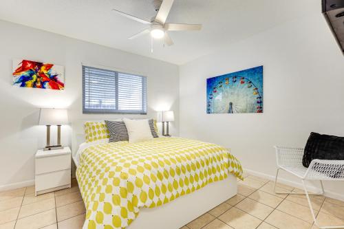 a bedroom with a bed and a ceiling fan at 2 Mi to Dtwn Hollywood Vibrant Pet-Friendly Condo in Hallandale Beach