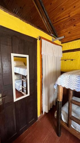 a room with two bunk beds in a cabin at Chalé da Montanha in Resende