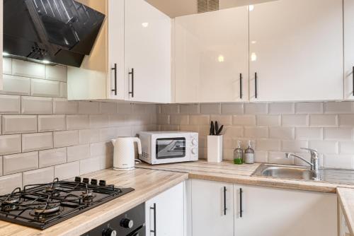 Contractors & Relocation haven, 3BD House, Secure off-site parking & office space photo 19