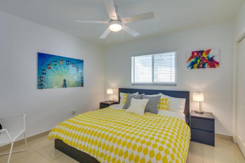 Un dormitorio con una cama y un ventilador de techo. en 2 Mi to Ocean Dog-Friendly Hallandale Beach Condo, en Hallandale Beach