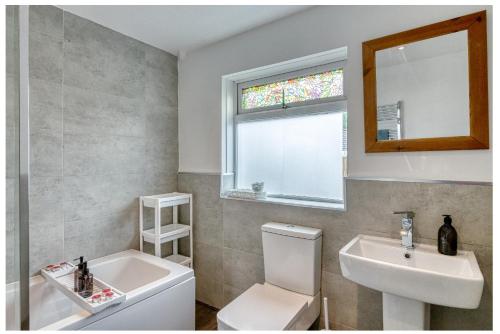 Contractors & Relocation haven, 3BD House, Secure off-site parking & office space photo 9