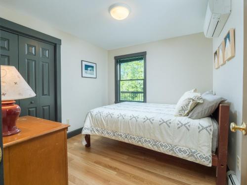 Ein Bett oder Betten in einem Zimmer der Unterkunft SUNDAY RIVER VIEWS!! Minutes from the mountain!