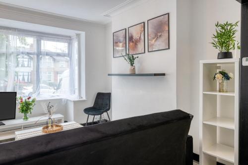 Contractors & Relocation haven, 3BD House, Secure off-site parking & office space photo 16