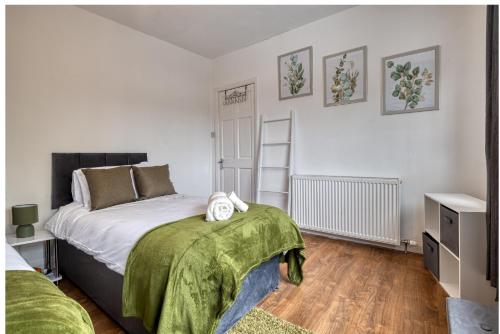 Contractors & Relocation haven, 3BD House, Secure off-site parking & office space photo 17