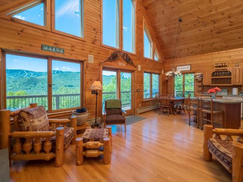 Ein allgemeiner Bergblick oder ein Berglick von des Chalets aus