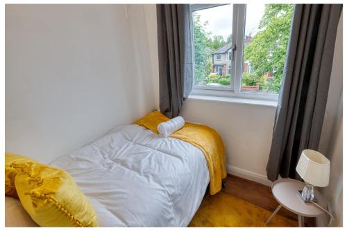 Contractors & Relocation haven, 3BD House, Secure off-site parking & office space photo 13