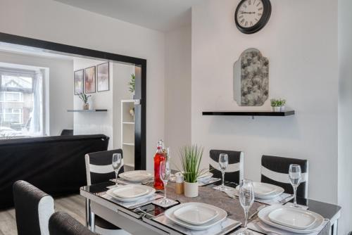 Contractors & Relocation haven, 3BD House, Secure off-site parking & office space photo 24