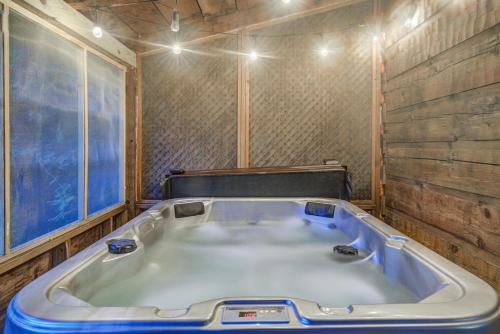 Secluded Sevierville Cabin w/ Hot Tub! photo 9