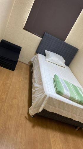 a bedroom with a bed with a blue head board at COMODO DEPARTAMENTO EN Chiclayo in Chiclayo