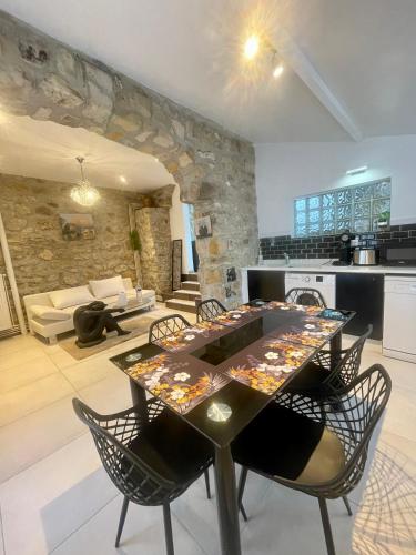 une cuisine et un salon avec une table et des chaises dans l'établissement Maison en bord de seine, à Boissise-le-Roi