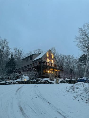 SUNDAY RIVER VIEWS!! Minutes from the mountain! im Winter