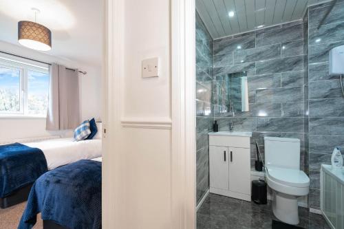 une salle de bain avec un lit, des toilettes et un lavabo dans l'établissement The Perfect house for Families & contractors- near Digbeth, à Birmingham