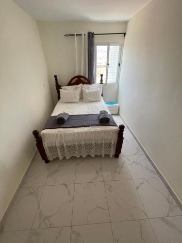 a bedroom with a bed and a window at La maison paisible in Malveira