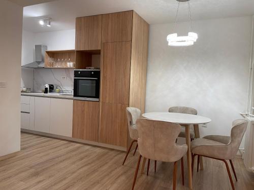 Kuchyň nebo kuchyňský kout v ubytování Ruby Modern Central Apartment