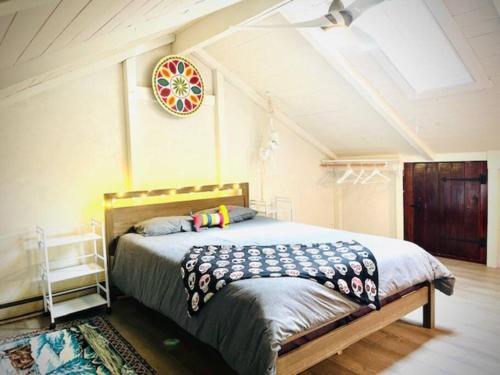 Ένα ή περισσότερα κρεβάτια σε δωμάτιο στο Catskill Cabin, Cool Apartment, 2nd Floor