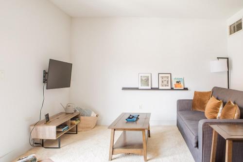 Χώρος καθιστικού στο Spacious Third Ward Apt Near Summerfest with Balcony