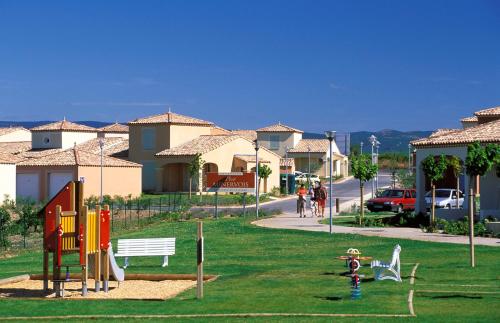 Vacancéole - Port Minervois, Les Hauts du Lacにあるキッズエリア