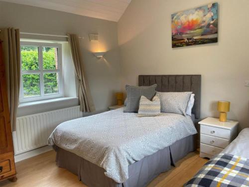 ダブリンにあるCottage in the Dublin mountainのベッドルーム(ベッド1台、窓付)