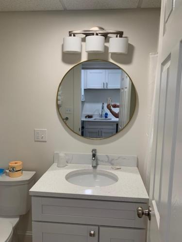 une salle de bain avec un lavabo et un miroir dans l'établissement The Skylark Beach Inn, à Old Orchard Beach
