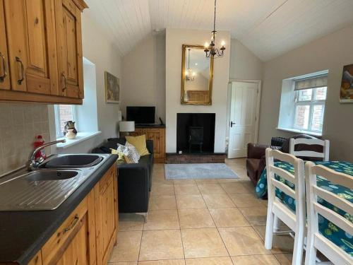 ダブリンにあるCottage in the Dublin mountainのキッチン、リビングルーム(シンク、ソファ付)