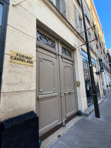 un bâtiment avec une grande porte sur son côté dans l'établissement New studio very close to Roland Garros & Parc des Princes 1 room, à Boulogne-Billancourt