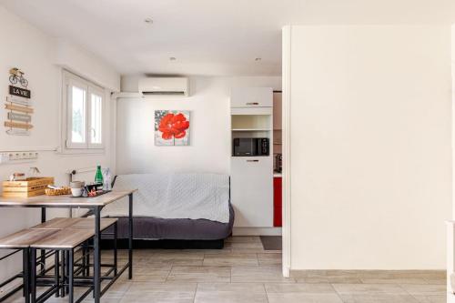 une chambre avec un lit et une table et une cuisine dans l'établissement Suquet Beach Center - 100m from beach & 10min Palace, à Cannes