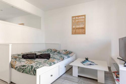 une chambre blanche avec un lit et une table dans l'établissement Suquet Beach Center - 100m from beach & 10min Palace, à Cannes