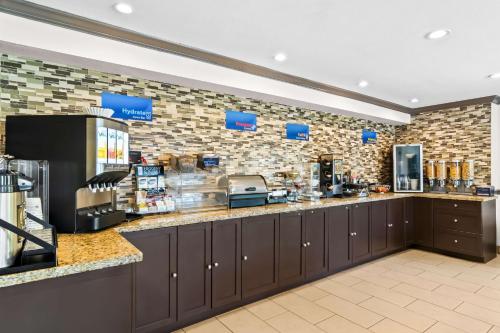 Best Western Maple Ridgeにあるコーヒーまたはお茶