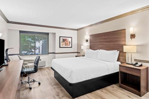 Postel nebo postele na pokoji v ubytování Best Western Maple Ridge
